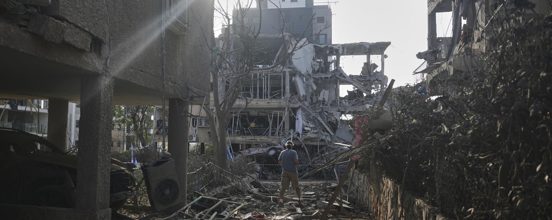 People look at a destroyed residential building that was hit by a missile fired from Iran, in Ramat Gan, near Tel Aviv, Israel on Saturday, June 14, 2025.  - Sputnik International, 1920, 14.06.2025