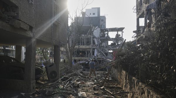 People look at a destroyed residential building that was hit by a missile fired from Iran, in Ramat Gan, near Tel Aviv, Israel on Saturday, June 14, 2025.  - Sputnik International