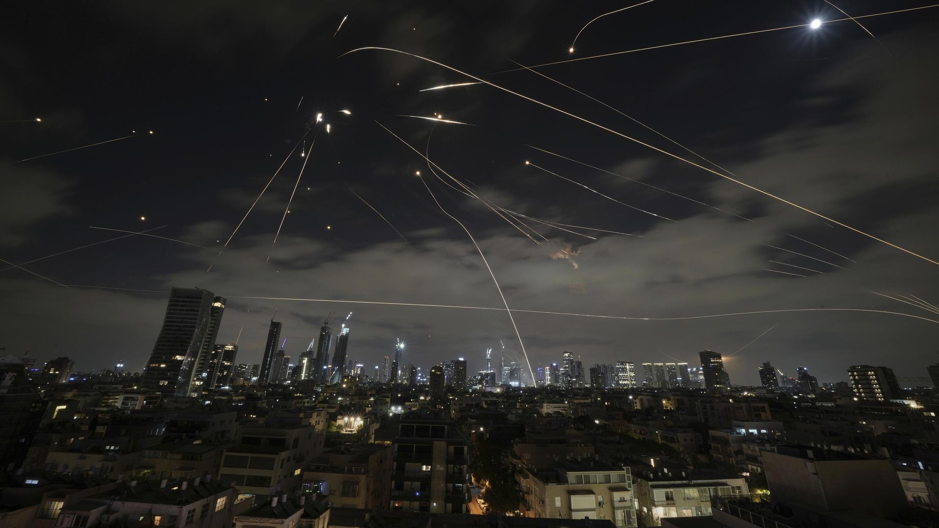 The Israeli Iron Dome air defense system fires to intercept missiles during an Iranian attack over Tel Aviv, Israel, Sunday, June 15, 2025. The Israeli Iron Dome air defense system fires to intercept missiles during an Iranian attack over Tel Aviv, Israel, Sunday, June 15, 2025. - Sputnik International, 1920, 16.06.2025
