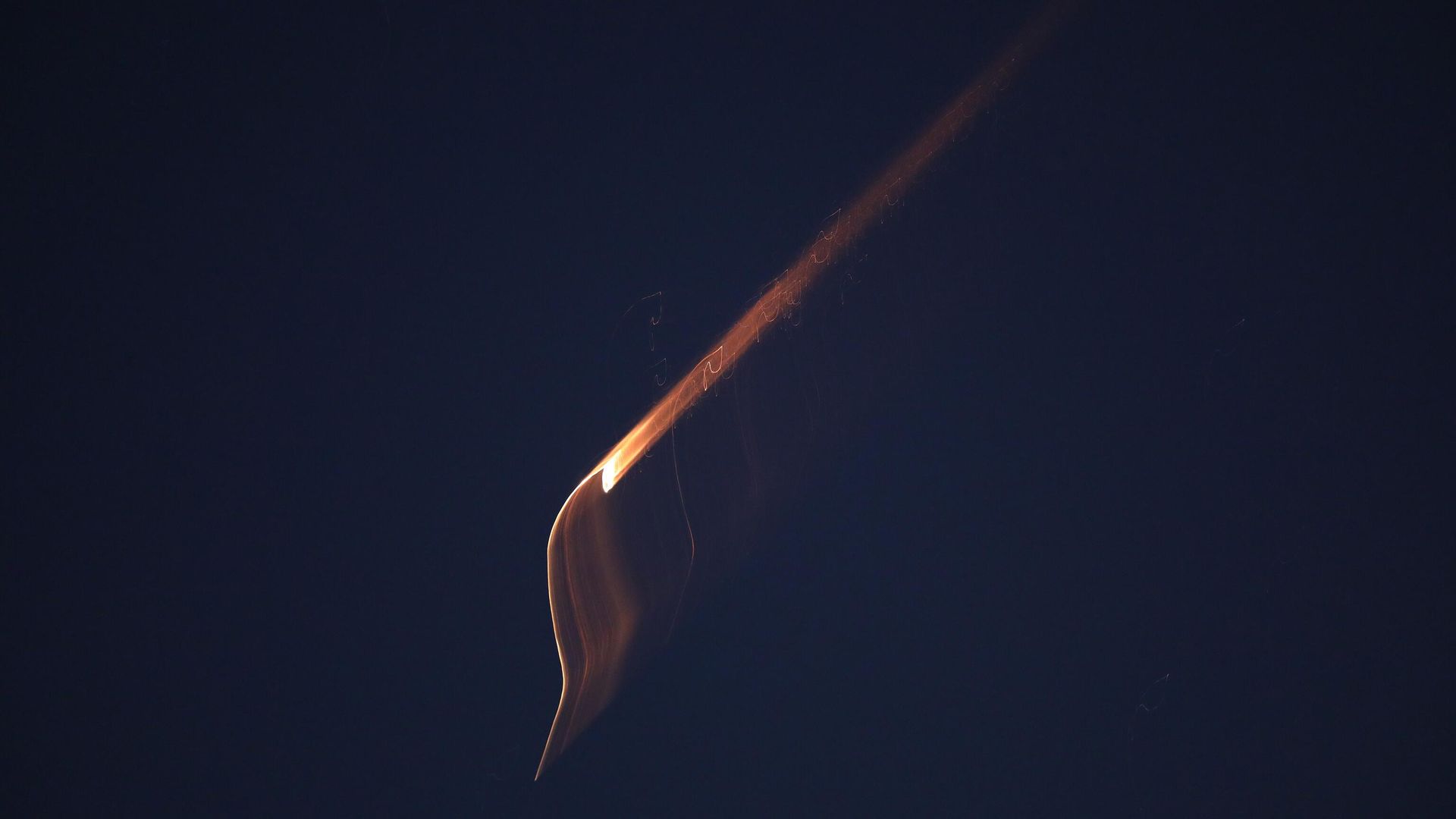 Missiles fired from Iran are seen streaking across the skies over the city of Hebron in the West Bank Missiles fired from Iran are seen streaking across the skies over the city of Hebron in the West Bank - Sputnik International, 1920, 18.06.2025