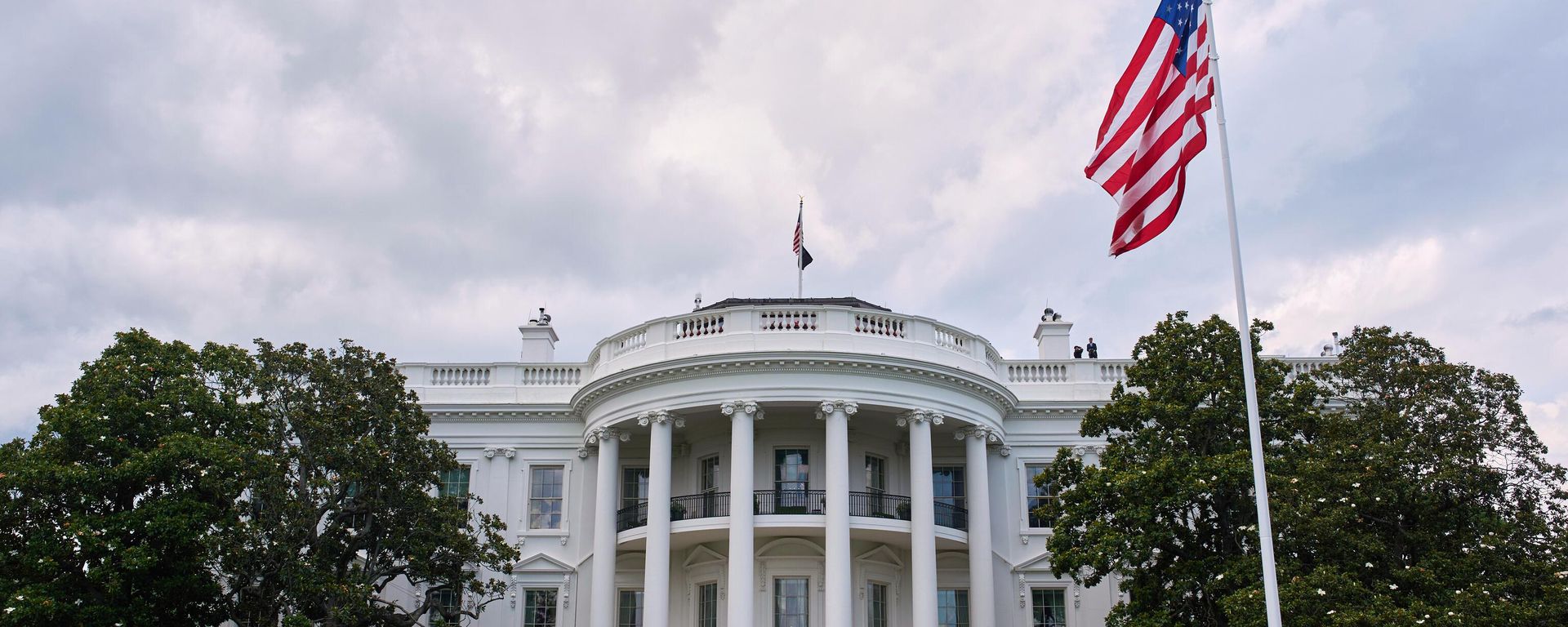 A flag pole stands on the South Lawn of the White House, Wednesday, June 18, 2025, in Washington.  - Sputnik International, 1920, 19.06.2025