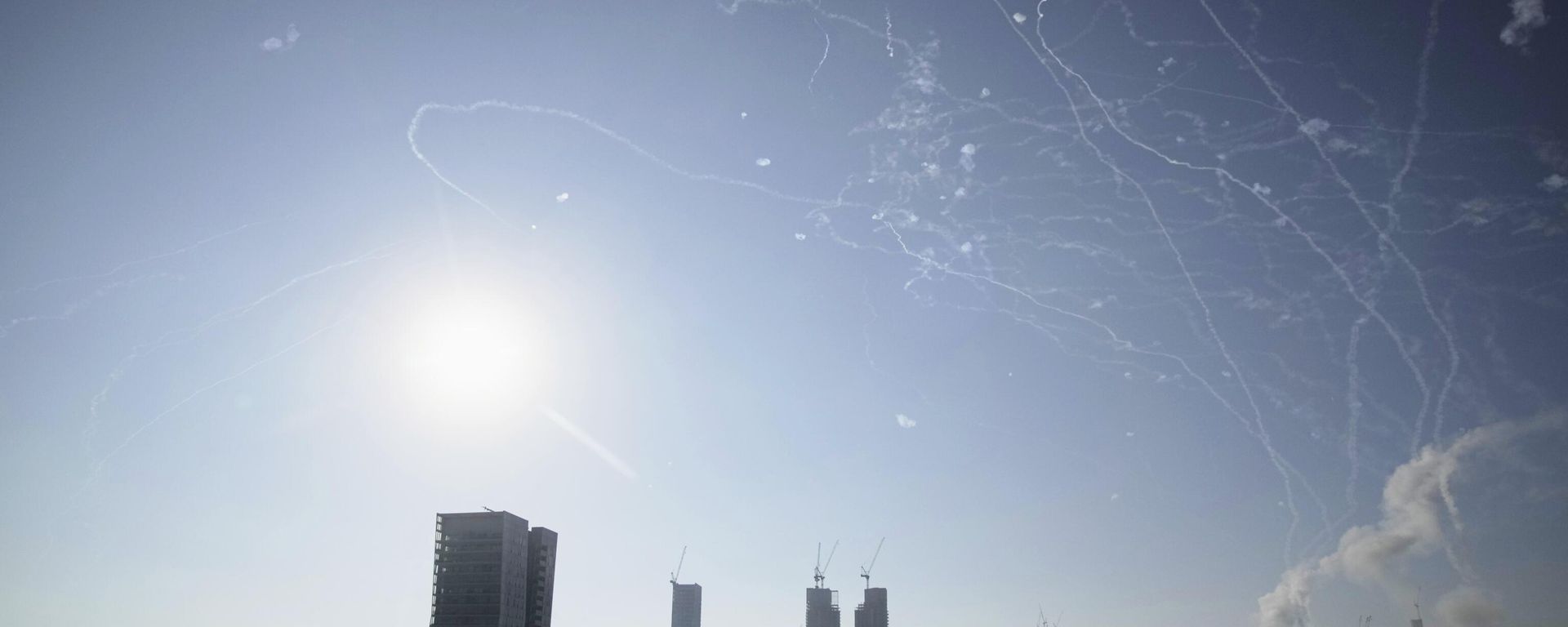 Israeli air defense system fires to intercept missiles during an Iranian attack over Tel Aviv, Israel, Thursday, June 19, 2025.  - Sputnik International, 1920, 19.06.2025