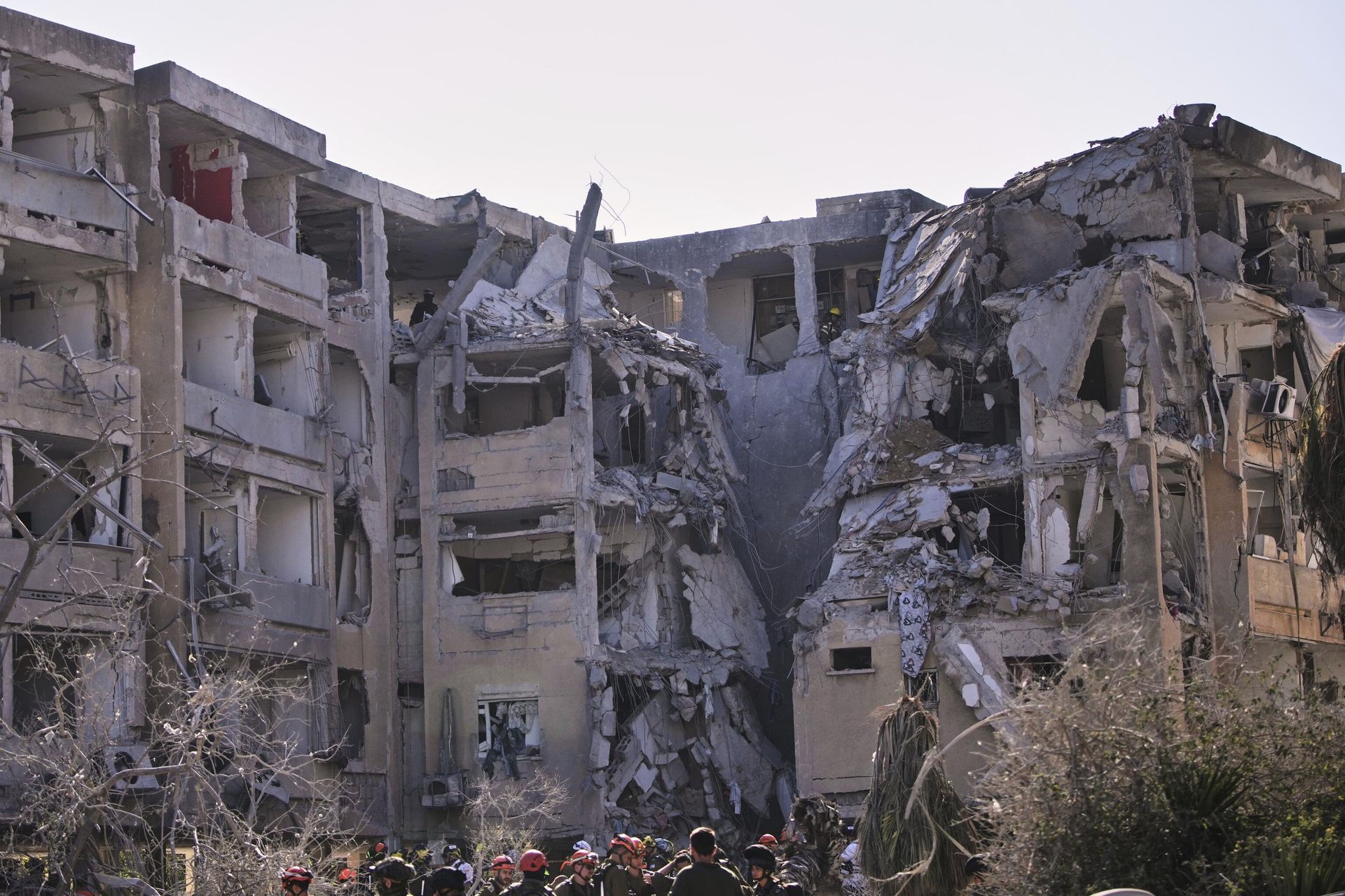 Israeli security forces inspect a destroyed building that were hit by a missile fired from Iran, in Holon, near Tel Aviv, Israel, Thursday, June 19, 2025. Israeli security forces inspect a destroyed building that were hit by a missile fired from Iran, in Holon, near Tel Aviv, Israel, Thursday, June 19, 2025. - Sputnik International, 1920, 19.06.2025