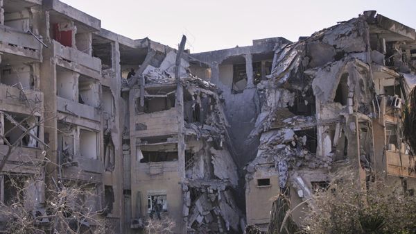 Israeli security forces inspect a destroyed building that were hit by a missile fired from Iran, in Holon, near Tel Aviv, Israel, Thursday, June 19, 2025.  - Sputnik International