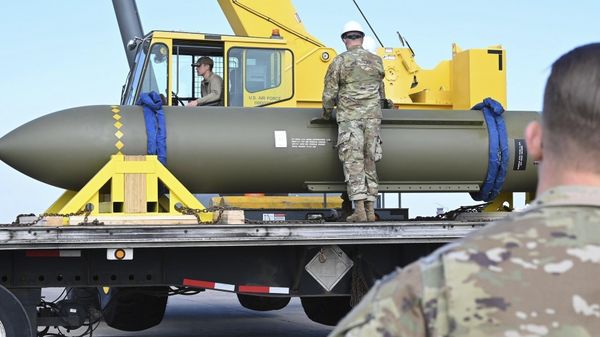 US airmen look at a GBU-57, or the Massive Ordnance Penetrator bomb, at Whiteman Air Base in Missouri. - Sputnik International