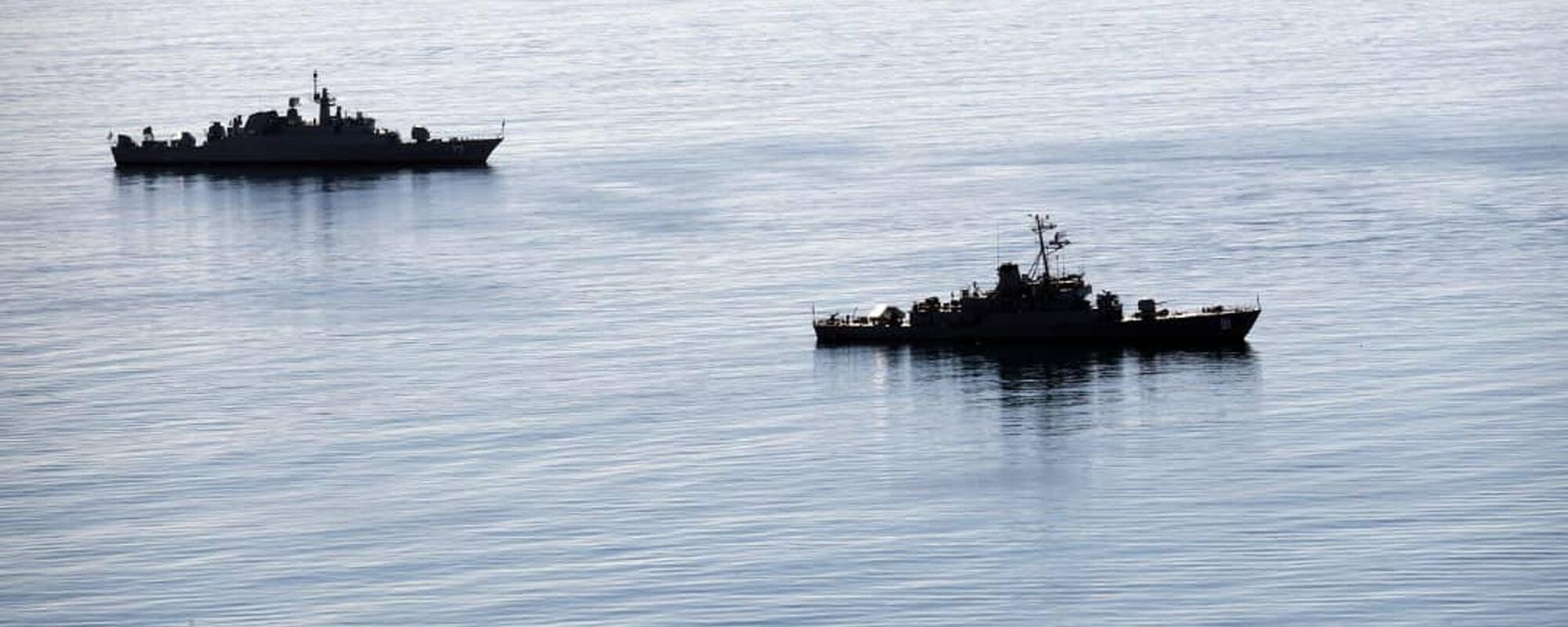 In this photo provided by the Iranian Army, two warships sail while approaching to the Iran's southeastern port city of Chahbahar, in the Gulf of Oman. - Sputnik International, 1920, 26.03.2026
