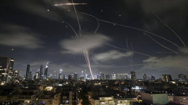 The Israeli Iron Dome air defense system fires to intercept missiles during an Iranian attack over Tel Aviv, Israel. - Sputnik International