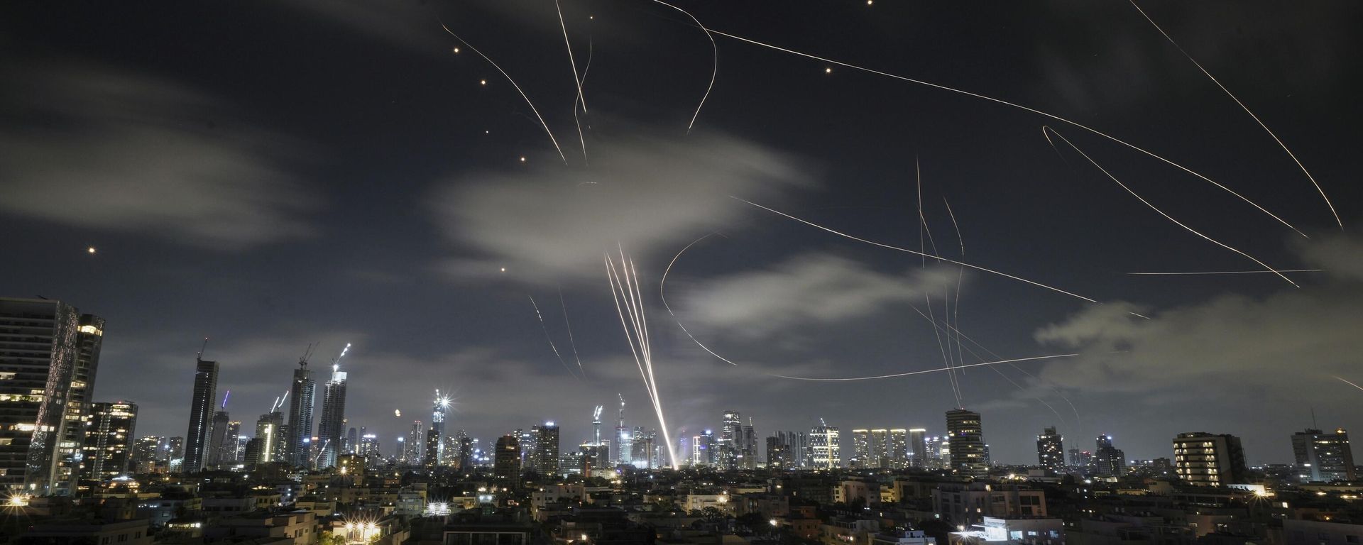 The Israeli Iron Dome air defense system fires to intercept missiles during an Iranian attack over Tel Aviv, Israel. - Sputnik International, 1920, 19.06.2025