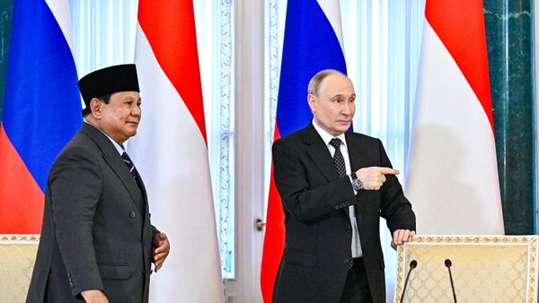 Russian President Vladimir Putin and Indonesian counterpart Prabowo Subianto - Sputnik International