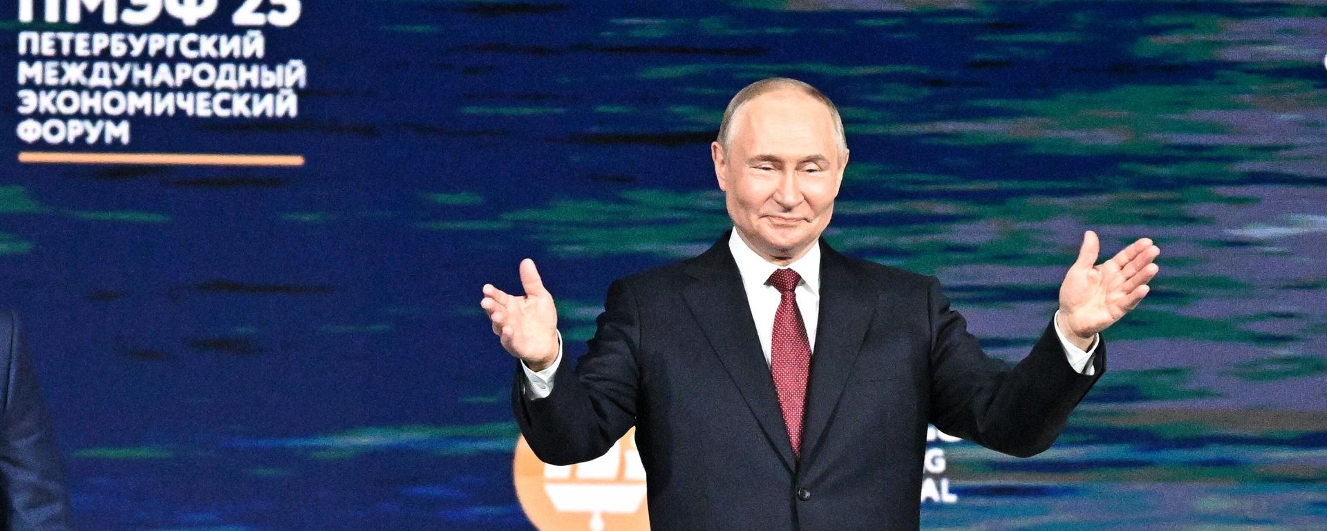 Russian President Vladimir Putin takes the stage at the plenary session of the St. Petersburg International Economic Forum - Sputnik International, 1920, 05.07.2025
