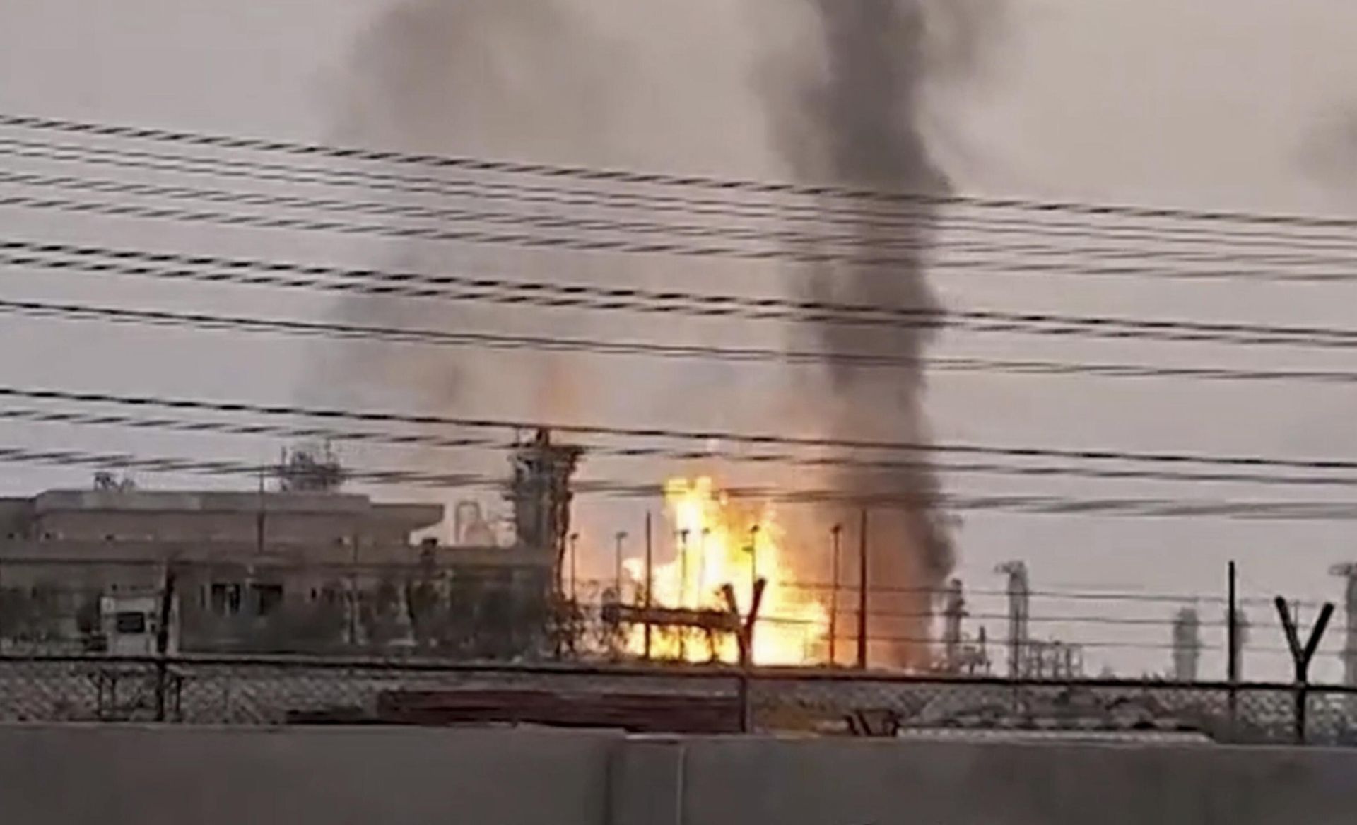 A refinery in Iran's South Pars gas field after it was struck by an Israeli drone in Kangan, in Iran's Bushehr province, Saturday, June 14, 2025.  - Sputnik International, 1920, 21.06.2025