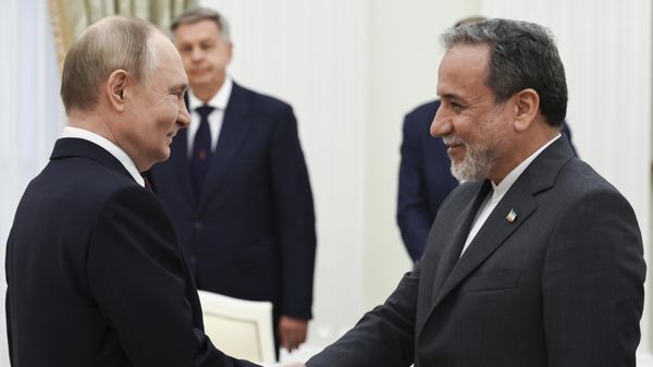 Russian President Vladimir Putin, left, greets Iranian Foreign Minister Abbas Araghchi prior to their talks at the Kremlin in Moscow, Russia, Monday, June 23, 2025. - Sputnik International