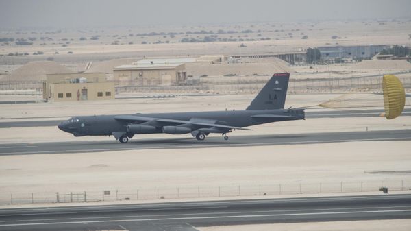 A B-52 Stratofortress from Barksdale Air Force Base, Louisiana, touches down at Al Udeid Air Base, Qatar, April 9, 2016. - Sputnik International