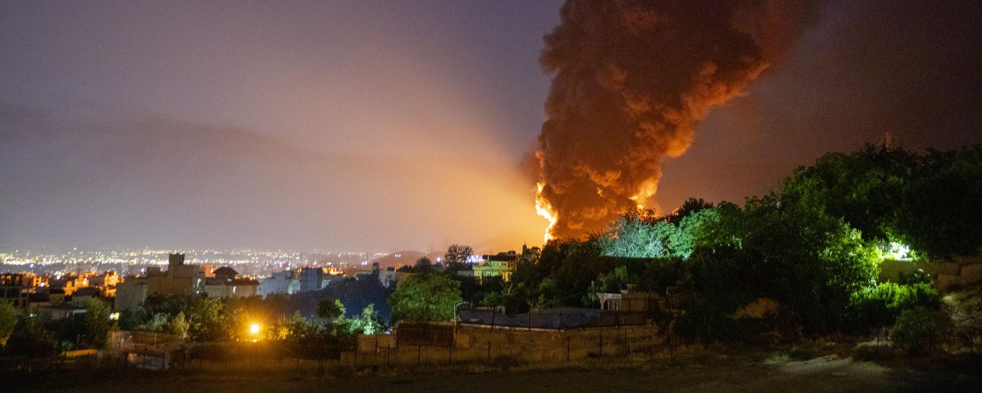  Fire and smoke rise into the sky after an Israeli attack on the Shahran oil depot on June 15 - Sputnik International, 1920, 25.06.2025
