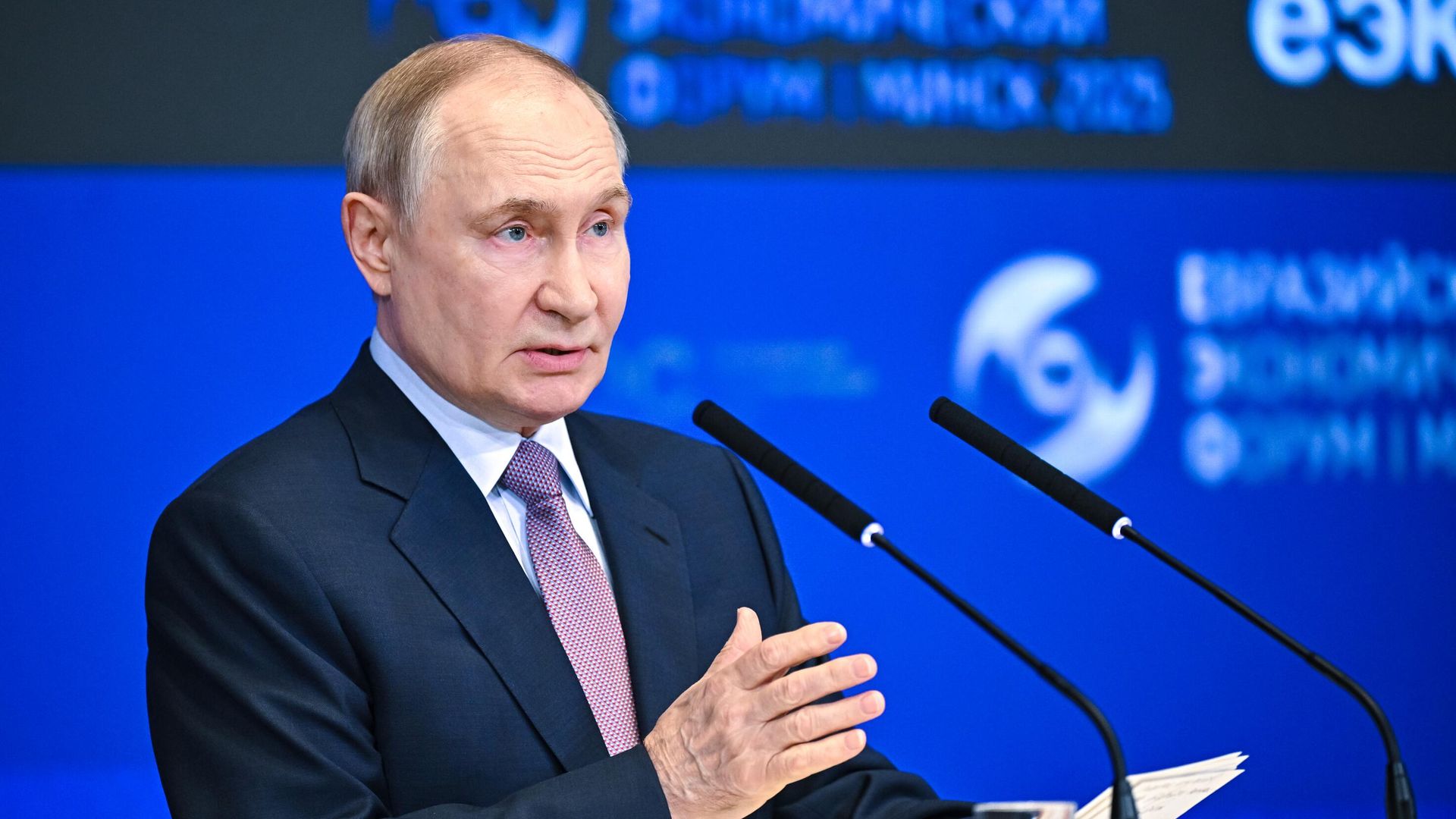 Russian President Vladimir Putin takes part in the plenary session of the IV Eurasian Economic Forum in Minsk. Russian President Vladimir Putin takes part in the plenary session of the IV Eurasian Economic Forum in Minsk. - Sputnik International, 1920, 26.06.2025