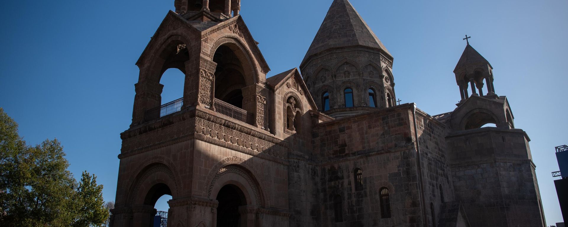 Etchmiadzin Cathedral, the mother church of the Armenian Apostolic Church, in the city of Vagharshapat, Armenia. - Sputnik International, 1920, 04.07.2025