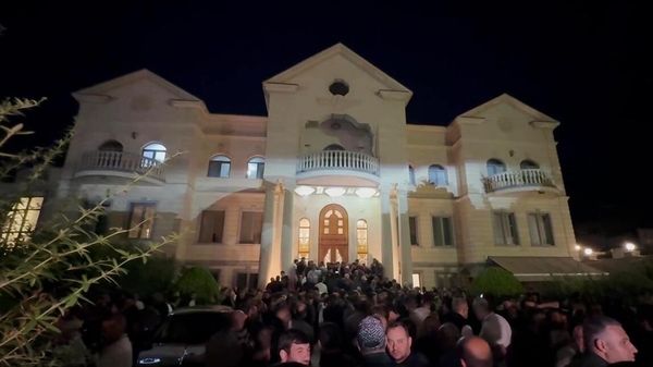 People gather outside the residence of businessman and owner of the Tashir Group of Companies Samvel Karapetyan where searches are carried out by Armenia's National Security Service after his statement criticizing Prime Minister Nikol Pashinyan's attacks on the Armenian Apostolic Church, in Yerevan, Armenia. - Sputnik International