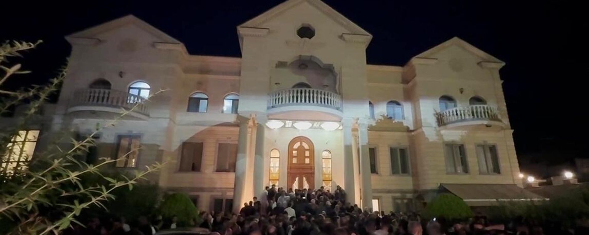 People gather outside the residence of businessman and owner of the Tashir Group of Companies Samvel Karapetyan where searches are carried out by Armenia's National Security Service after his statement criticizing Prime Minister Nikol Pashinyan's attacks on the Armenian Apostolic Church, in Yerevan, Armenia. - Sputnik International, 1920, 27.06.2025