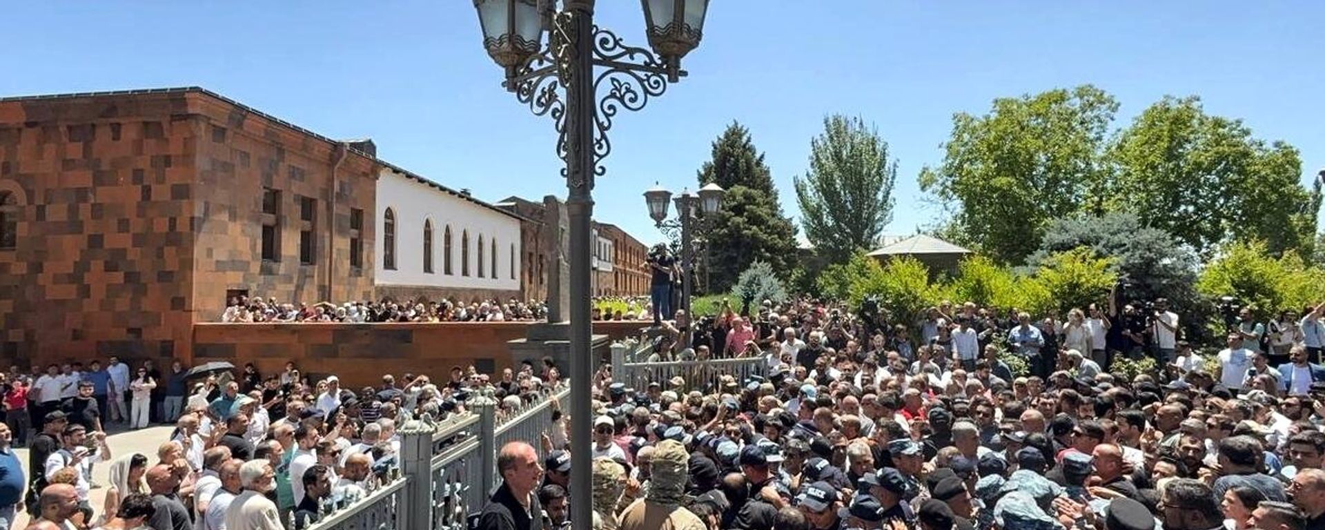 The National Security Service of Armenia entered the residence of the Catholicos in Echmiadzin, where the administrative center of the Armenian Apostolic Church is also located, to detain the head of the Shirak Diocese, Archbishop Mikael Ajapakhyan. A scuffle broke out on the territory of the residence between representatives of the Armenian clergy, believers and law enforcement officers of Armenia. The National Security Service of Armenia entered the residence of the Catholicos in Echmiadzin, where the administrative center of the Armenian Apostolic Church is also located, to detain the head of the Shirak Diocese, Archbishop Mikael Ajapakhyan. A scuffle broke out on the territory of the residence between representatives of the Armenian clergy, believers and law enforcement officers of Armenia. - Sputnik International, 1920, 29.06.2025