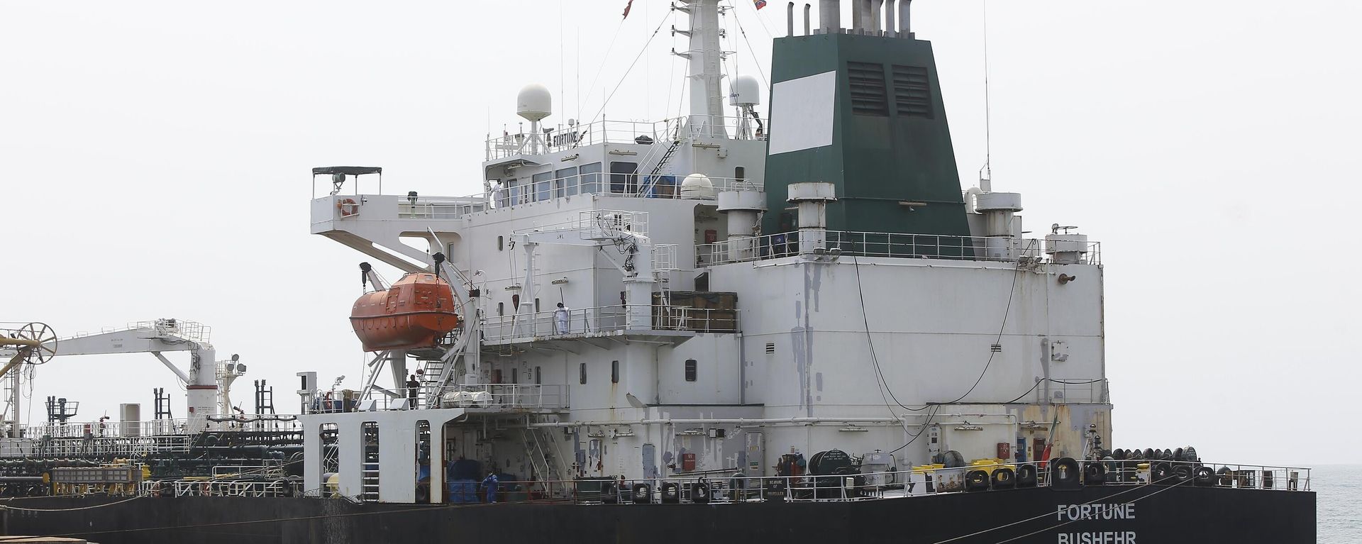 Iranian oil tanker Fortune is anchored at the dock of the El Palito refinery near Puerto Cabello, Venezuela, Monday, May 25, 2020.  - Sputnik International, 1920, 28.06.2025