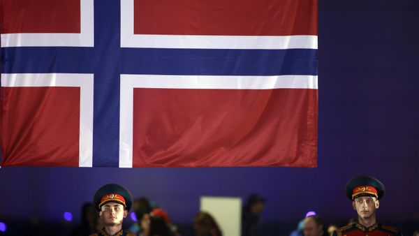 Russian soldiers stand under a Norwegian flag during the medals ceremony for the  men's cross-country sprint at the 2014 Winter Olympics, Wednesday, Feb. 12, 2014, in Sochi, Russia - Sputnik International