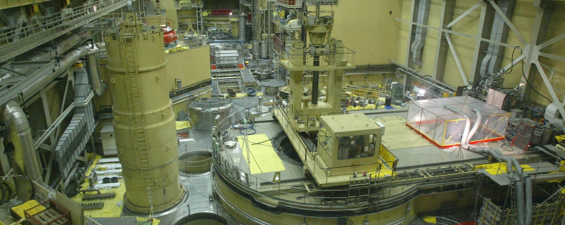 Plastic tent, right, covers the cleaning apparatus of Reactor Block 2 of the Paks Nuclear Power Plant to catch the small amount of still leaking radioactive gas in Paks, some 90 kms south of Budapest, Hungary on Tuesday, April 22, 2003 Plastic tent, right, covers the cleaning apparatus of Reactor Block 2 of the Paks Nuclear Power Plant to catch the small amount of still leaking radioactive gas in Paks, some 90 kms south of Budapest, Hungary on Tuesday, April 22, 2003 - Sputnik International, 1920, 26.12.2025