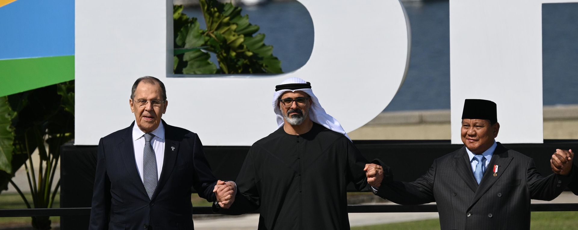 Russian Foreign Minister Sergey Lavrov, Abu Dhabi Crown Prince Sheikh Khaled bin Mohammed bin Zayed Al Nahyan, and Indonesian President Prabowo Subianto (from left to right) during the group photo of participants at the 17th BRICS Summit chaired by Brazil in Rio de Janeiro. - Sputnik International, 1920, 06.07.2025