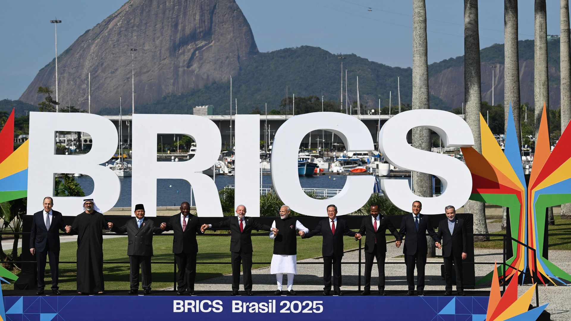 Russian Foreign Minister Sergey Lavrov (left) during a group photo of the participants at the 17th BRICS Summit - Sputnik International, 1920, 11.08.2025