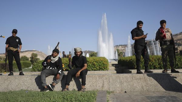 Bedouin fighters from various provinces gather at Umayyad Square in Damascus, Syria, Saturday, July 19, 2025, before heading to the southern province of Sweida to join clashes between Bedouin clans and Druze militias - Sputnik International