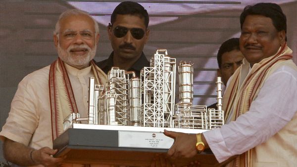 Indian Prime Minister Narendra Modi, left, receives a model of the refinery from minister for tribal affairs Jual Oram after inaugurating Indian Oil Corporation’s refinery in Paradip, Orissa, India, Sunday, Feb. 7, 2016 - Sputnik International