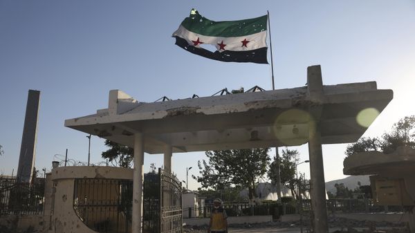 A civil defense worker enter the Syrian Defense Ministry building heavily damaged after alleged Israeli airstrikes in Damascus, Syria, Wednesday, July 16, 2025 - Sputnik International