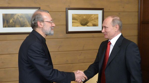 Russian President Vladimir Putin (right) and Ali Larijani - Sputnik International