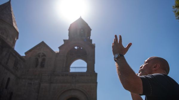 A man prays during a reconsecration ceremony of the Etchmiadzin Cathedral, the mother church of the Armenian Apostolic Church, after several years of restoration, at the Mother See of Holy Etchmiadzin, in the city of Vagharshapat, Armenia. - Sputnik International
