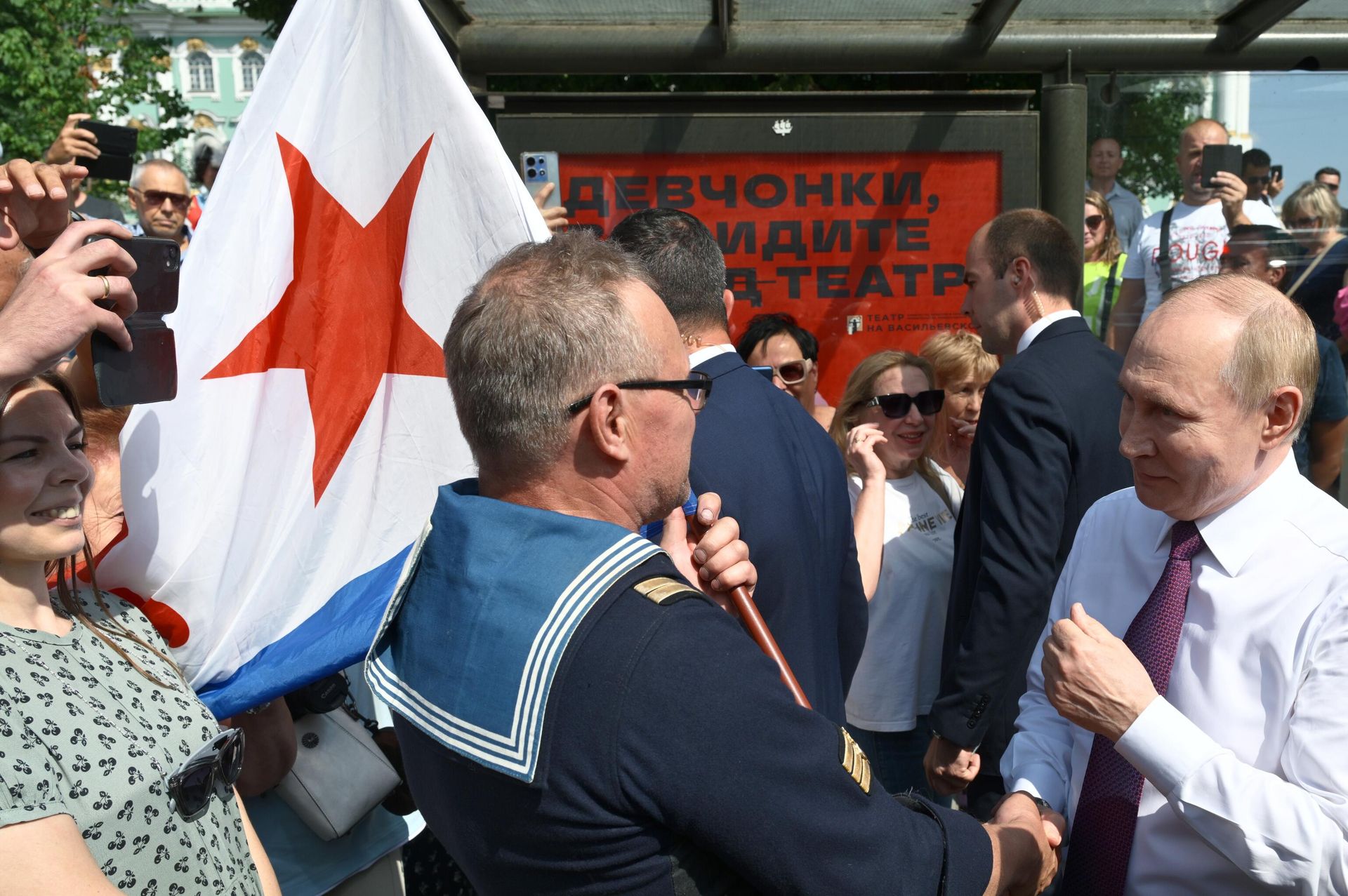 Russian President and Supreme Commander-in-Chief of the Russian Armed Forces Vladimir Putin speaks with residents of St. Petersburg on Navy Day. Russian President and Supreme Commander-in-Chief of the Russian Armed Forces Vladimir Putin speaks with residents of St. Petersburg on Navy Day. - Sputnik International, 1920, 27.07.2025