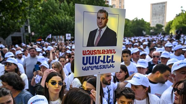 People take part in a rally to support Russian-Armenian businessman Samvel Karapetyan in central Yerevan, Armenia. - Sputnik International
