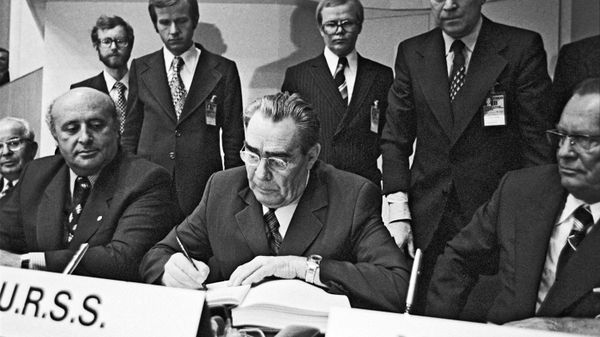 USSR Party Leader Leonid Brezhnev signing the Final Act of the Commission on Security and Cooperation in Europe (Helsinki Commission). - Sputnik International