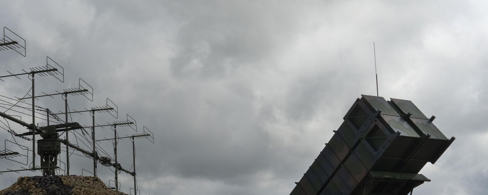 Ukrainian Air Force's F-16 fighter jets fly over a Patriot Air and Missile Defense System in an undisclosed location in Ukraine, Sunday, Aug. 4, 2024. - Sputnik International, 1920, 13.06.2026