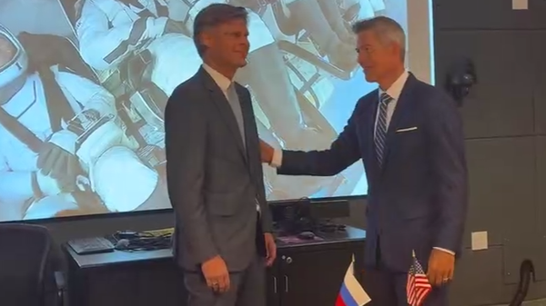 Roscosmos chief Dmitry Bakanov (L)  meets Acting NASA Administrator Sean Duffy (R).  - Sputnik International