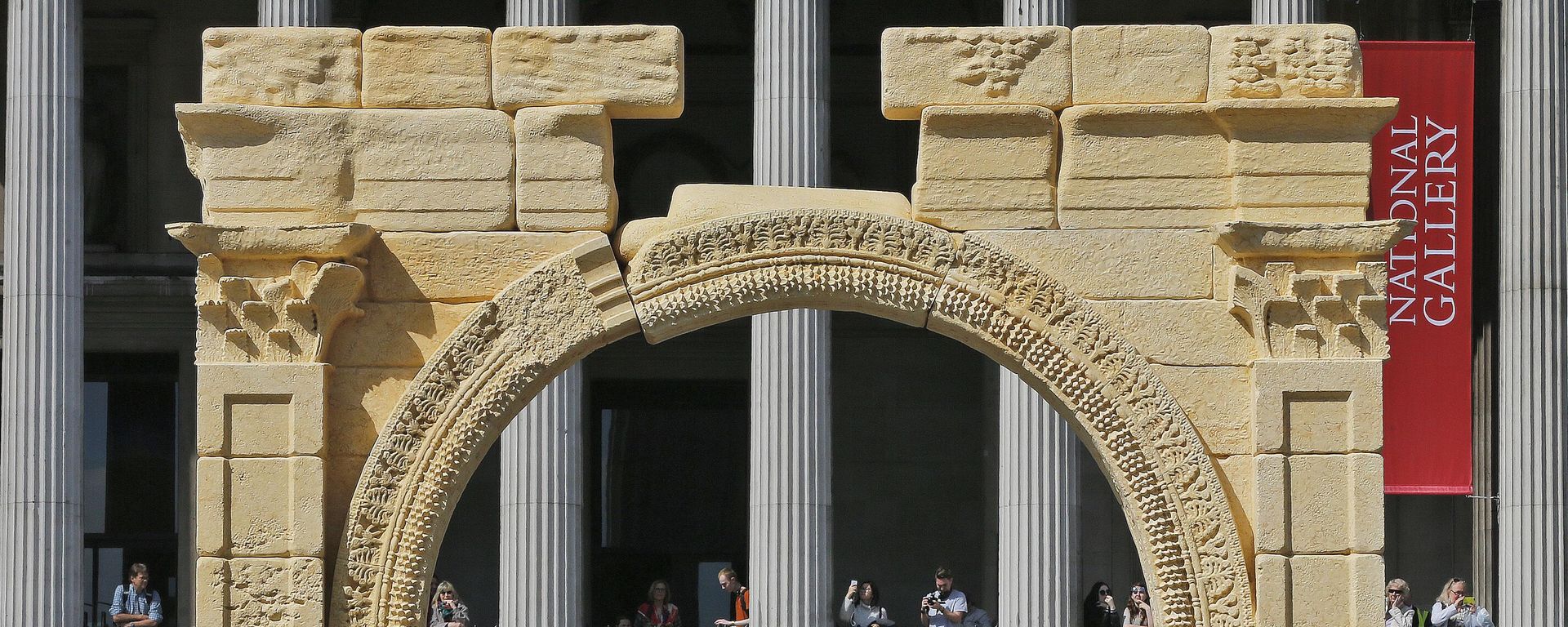 An imposing scale replica of Palmyra's Triumphal Arch in Trafalgar Square after the-then Mayor of London, Boris Johnson, and the Executive Director of the Institute for Digital Archaeology (IDA) Roger Michel, unveiled it in London, Tuesday, April 19, 2016.  - Sputnik International, 1920, 03.08.2025