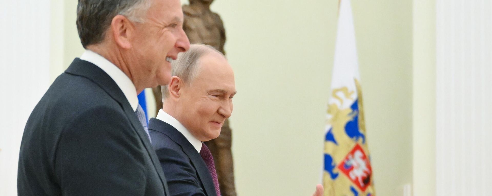 Russian President Vladimir Putin greets US Presidential Special Envoy for the Middle East Steve Witkoff before a meeting at the Kremlin in Moscow Russian President Vladimir Putin greets US Presidential Special Envoy for the Middle East Steve Witkoff before a meeting at the Kremlin in Moscow - Sputnik International, 1920, 02.12.2025