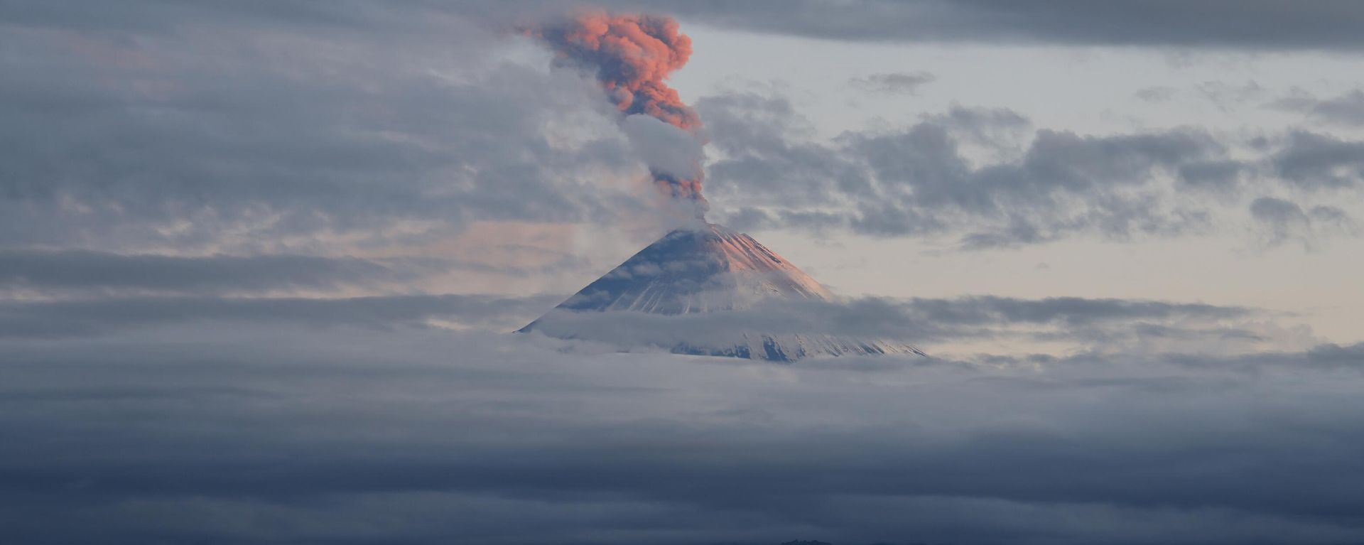 Eruption of Krasheninnikov and Klyuchevskoy volcanoes in Kamchatka - Sputnik International, 1920, 05.08.2025