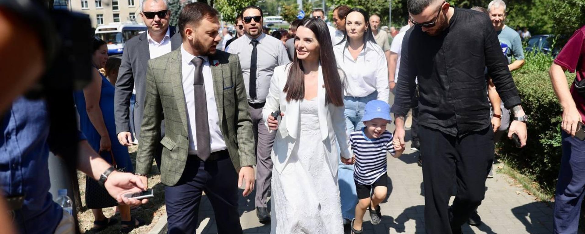 Evghenia Gutsul with son and husband after the court - Sputnik International, 1920, 05.08.2025