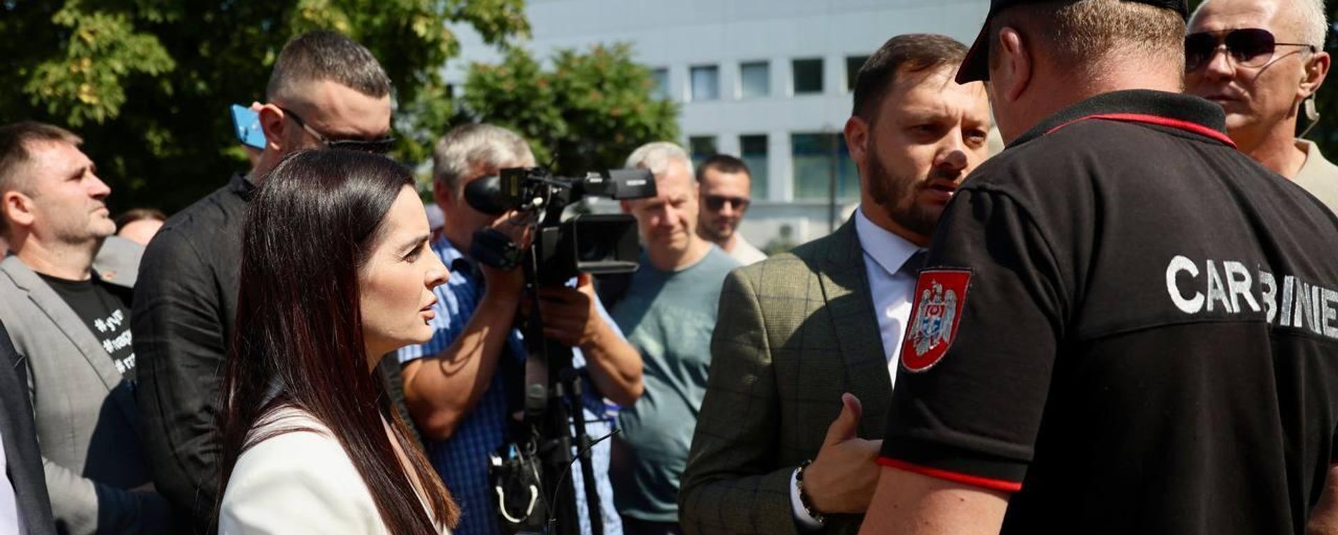 Yevgenia Gutsul near a Moldovan court after the hearings - Sputnik International, 1920, 05.08.2025