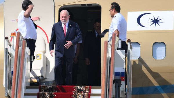 King of Malaysia Sultan Ibrahim during a meeting at the airport in Moscow. - Sputnik International