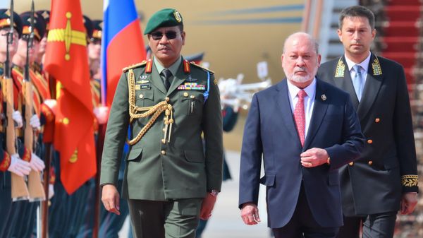 King of Malaysia Sultan Ibrahim during a meeting at the airport in Moscow. - Sputnik International