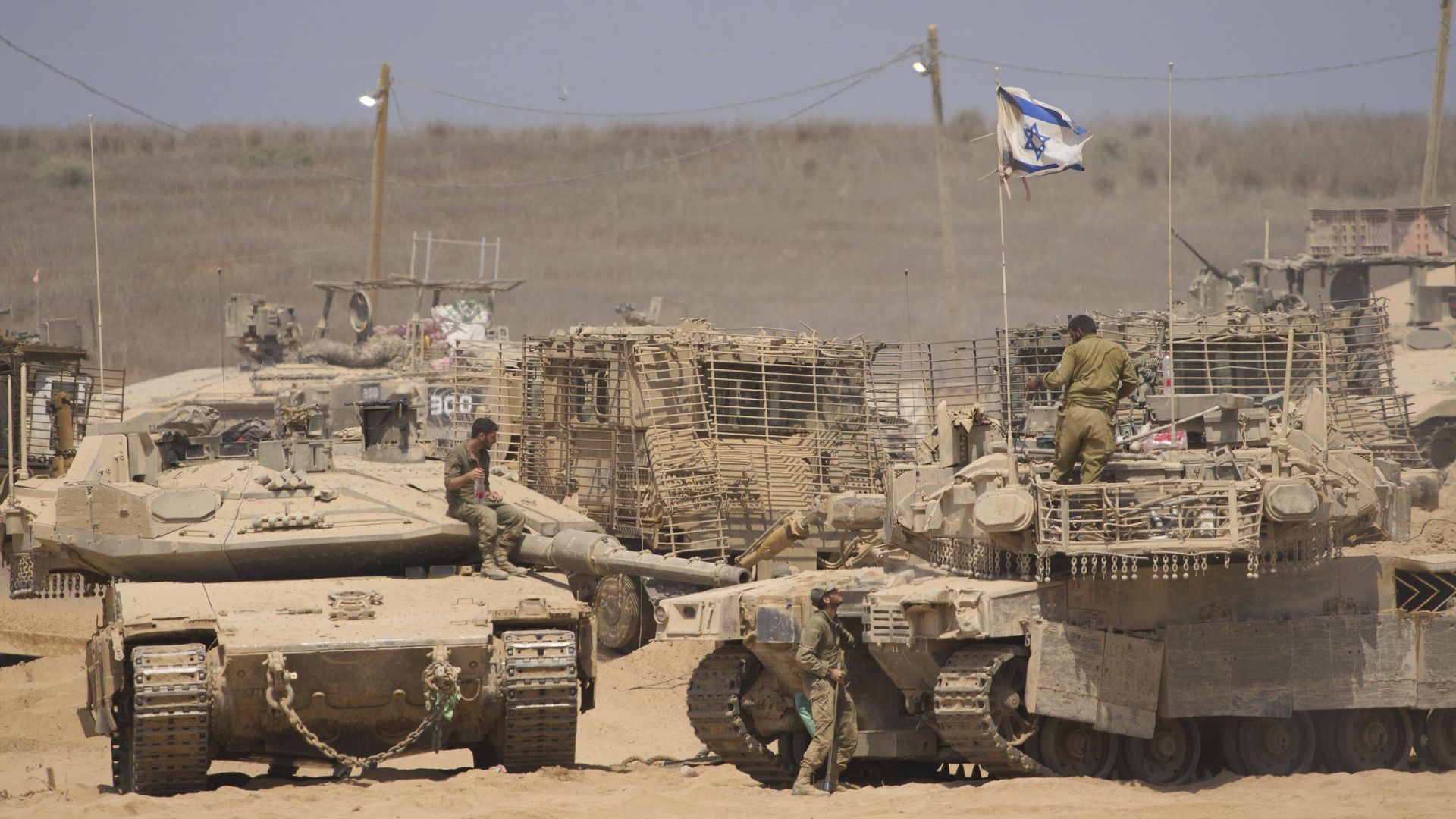 Israeli soldiers work on their tanks in a staging area on the border with Gaza Strip, in southern Israel, Tuesday, July 29, 2025 - Sputnik International, 1920, 09.12.2025