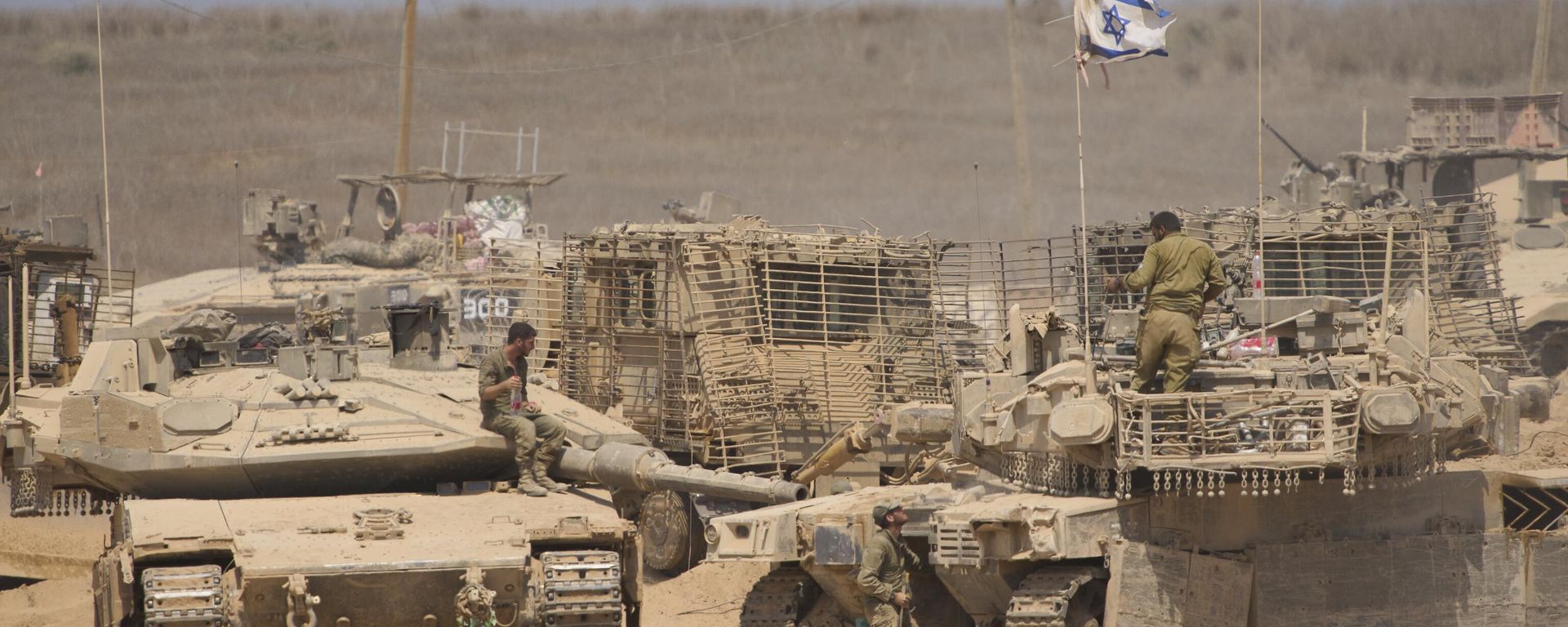 Israeli soldiers work on their tanks in a staging area on the border with Gaza Strip, in southern Israel, Tuesday, July 29, 2025 Israeli soldiers work on their tanks in a staging area on the border with Gaza Strip, in southern Israel, Tuesday, July 29, 2025 - Sputnik International, 1920, 09.12.2025
