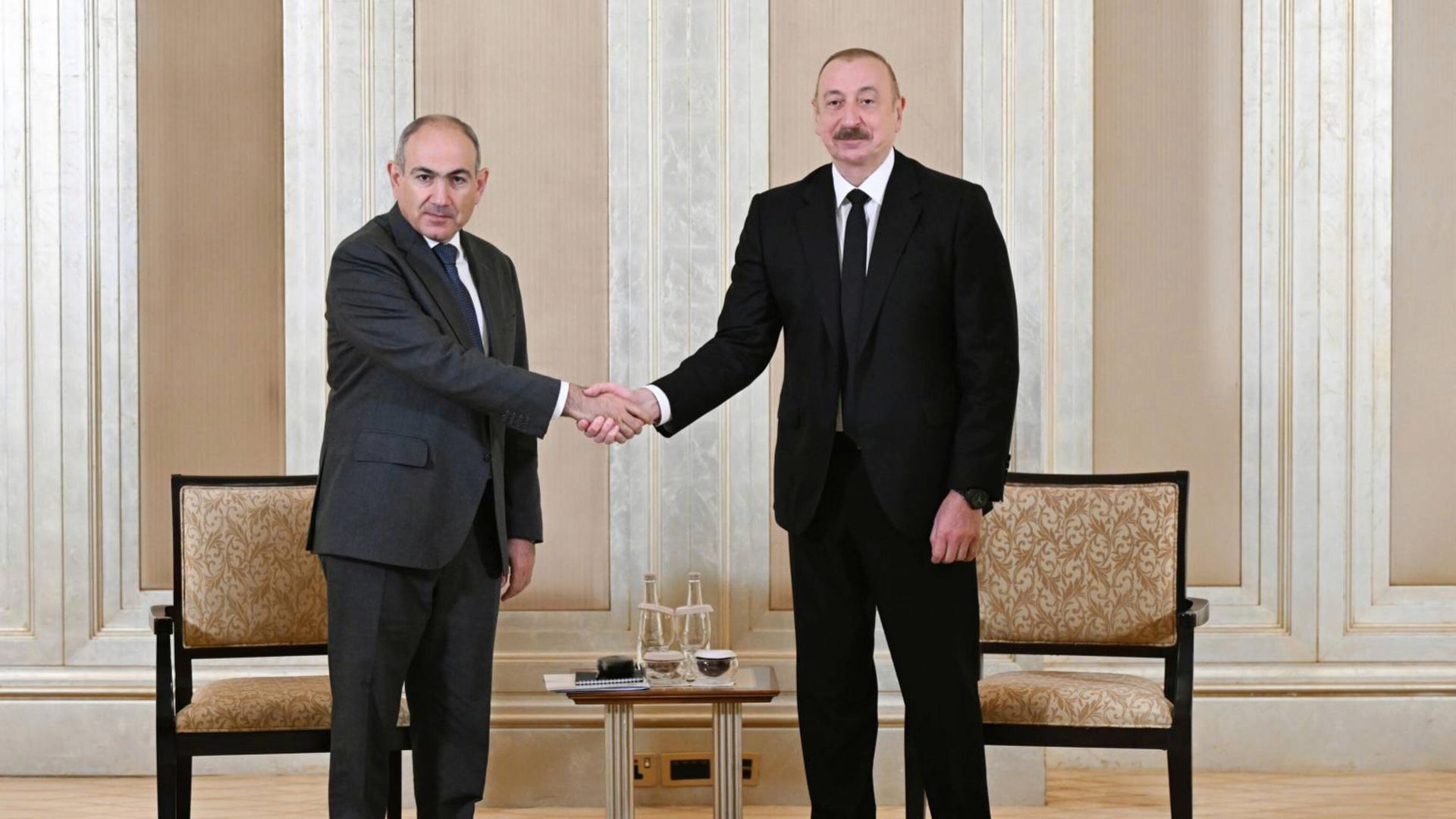 In this photo provided by the Azerbaijan's Presidential Press Office on Thursday, July 10, 2025, Azerbaijani President Ilham Aliyev, right, and Prime Minister of Armenia Nikol Pashinyan pose for a photo prior to their talks in Abu Dhabi, United Arab Emirates - Sputnik International, 1920, 11.08.2025