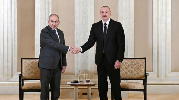 In this photo provided by the Azerbaijan's Presidential Press Office on Thursday, July 10, 2025, Azerbaijani President Ilham Aliyev, right, and Prime Minister of Armenia Nikol Pashinyan pose for a photo prior to their talks in Abu Dhabi, United Arab Emirates - Sputnik International