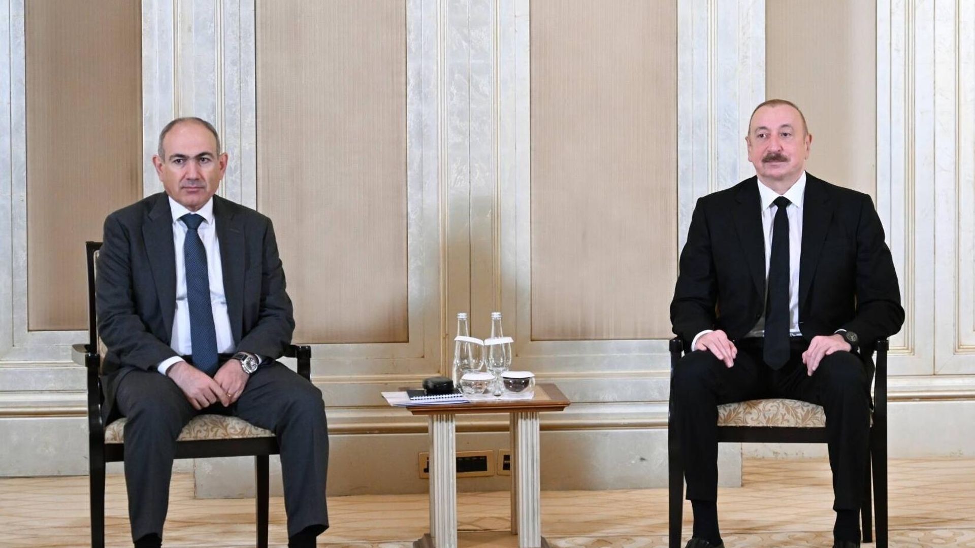 Azerbaijani President Ilham Aliyev (right) and Armenian Prime Minister Nikol Pashinyan. - Sputnik International, 1920, 08.08.2025